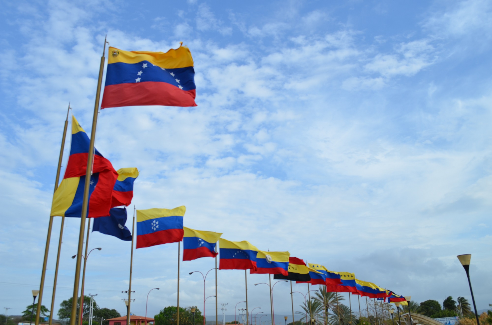 La primera vez que se izó la bandera tricolor fue el 12 de marzo de 1806 en el buque Leander